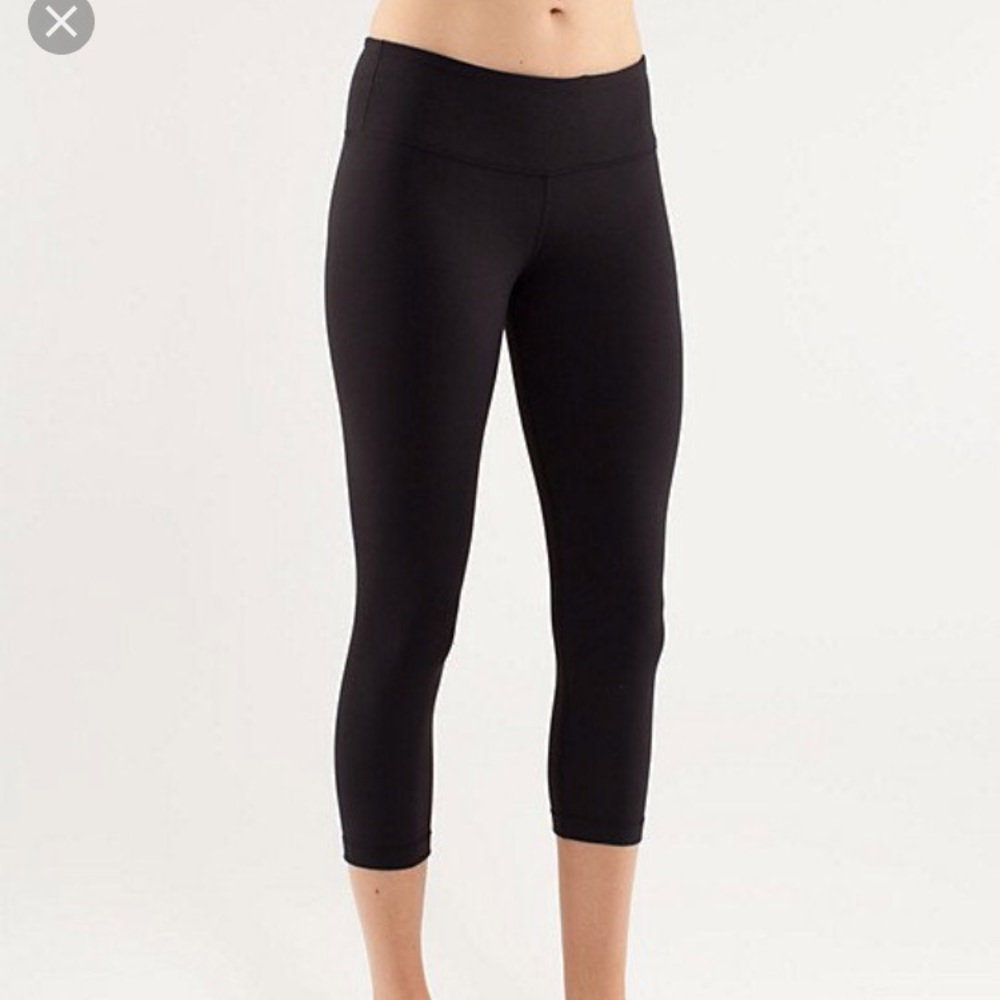 Black Lululemon Wunder Under Cropped leggings